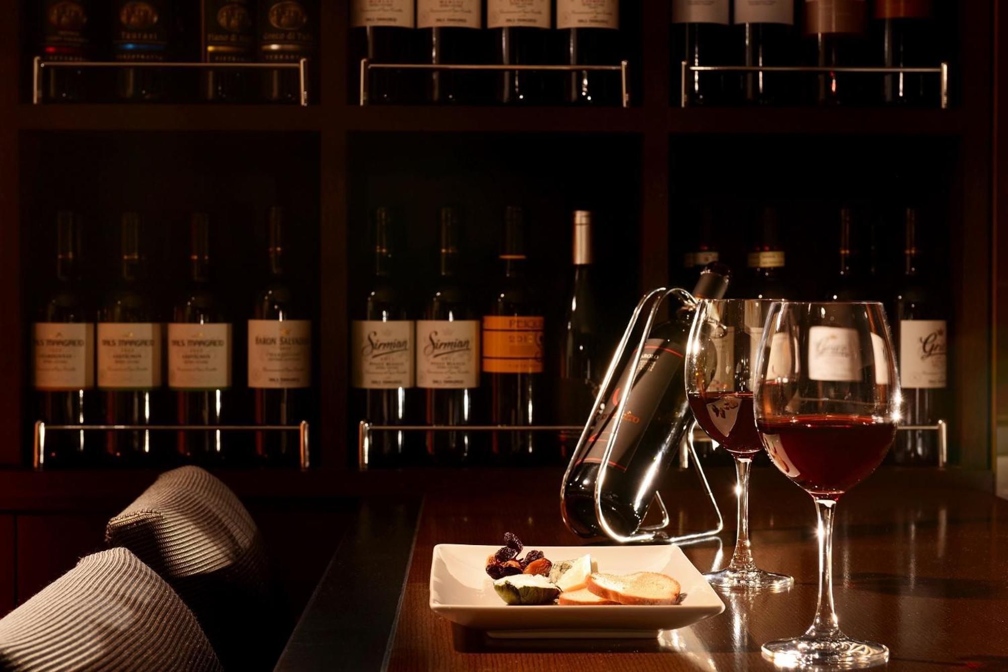 The Tokyo Station Hotel Exterior foto Wine and cheese