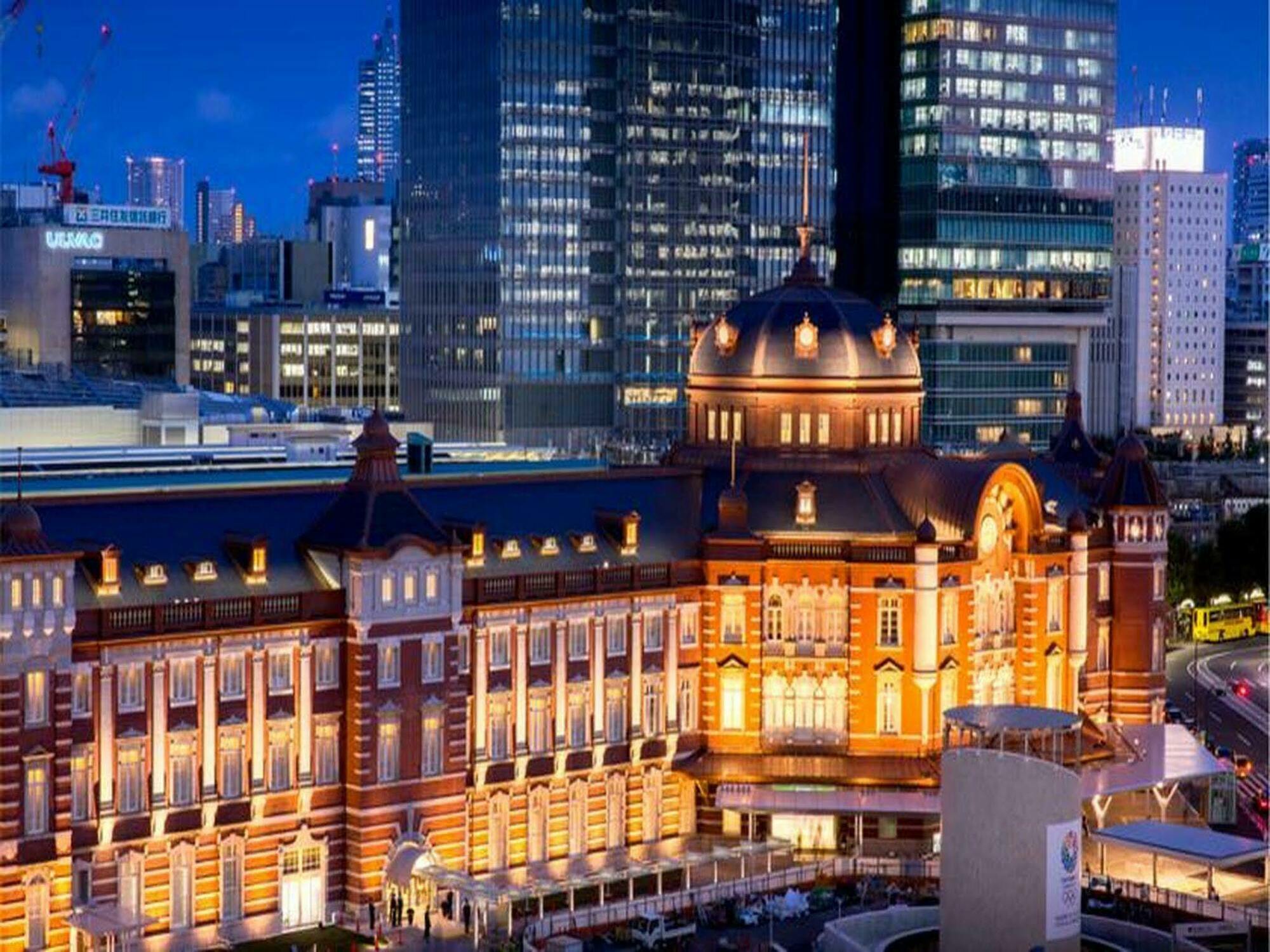 The Tokyo Station Hotel Exterior foto The station building at night